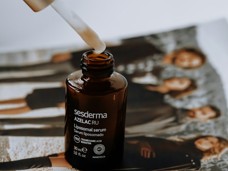 Retinol serum dropper bottle
